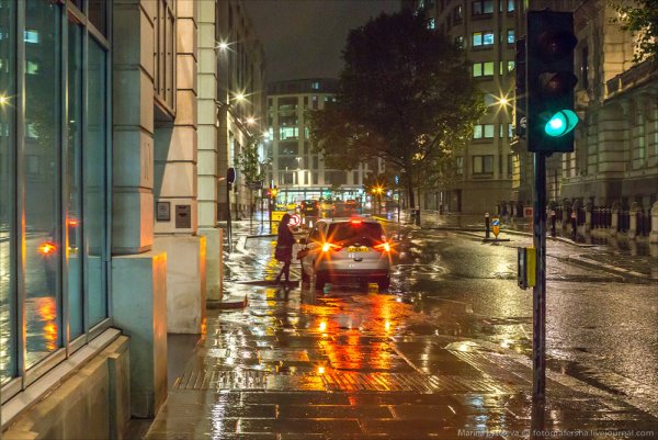 Дождливая улица Уолл стрит в Лондоне