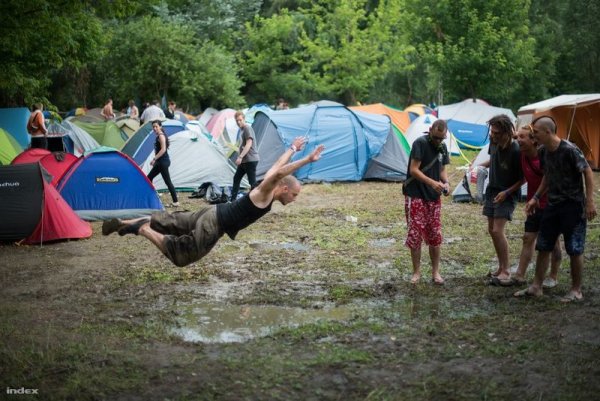 Веселая пьянка на природе