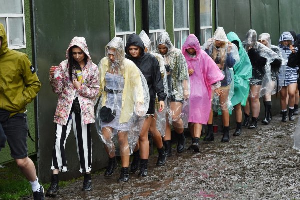 Бабушка в дождевике