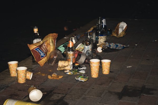 Бутылка пива на природе