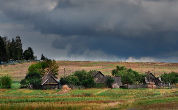 Пасмурный день в деревне
