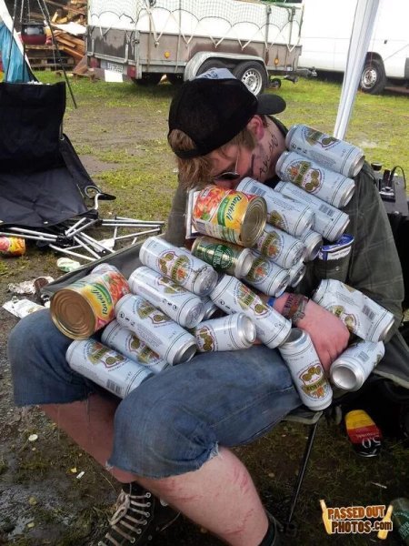 Бомж с пивом