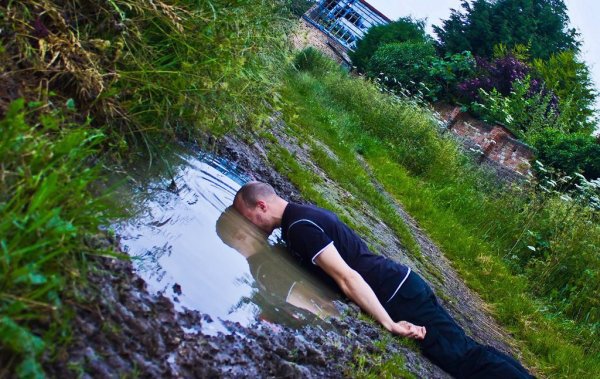 Человек лежит лицом в луже