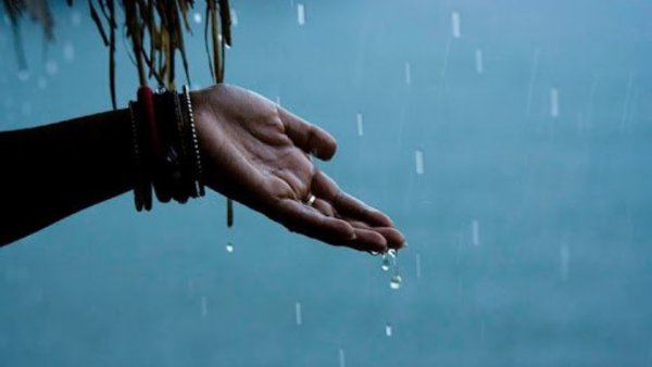 Красивые руки под дождём