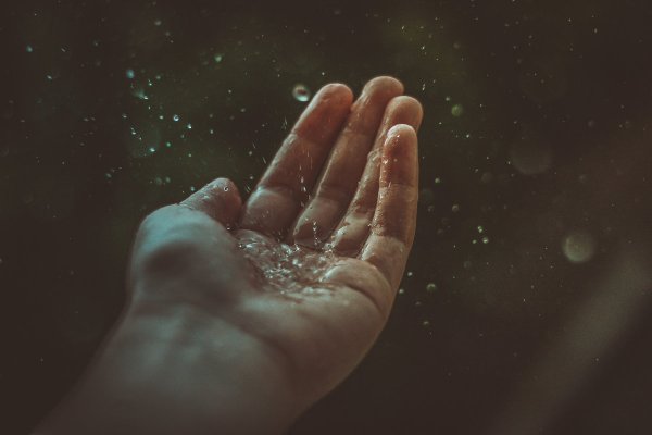 Капля воды в ладонях