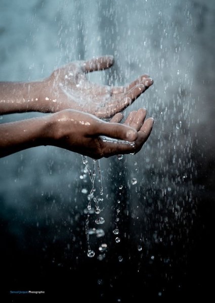 Вода в руках