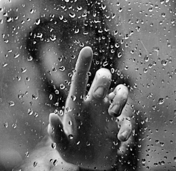 Рука на стекле дождь