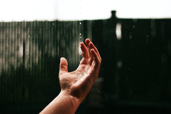 Руки под дождем