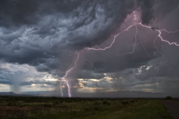 Штормовое гроза ветер шквал градтливень