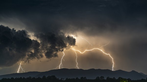 Раскаты далекого грома