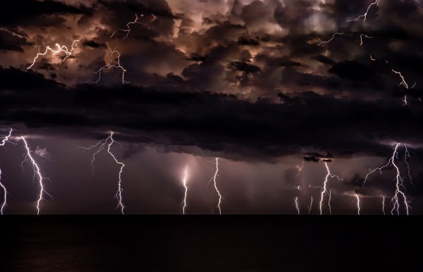 Грозовые тучи с молнией