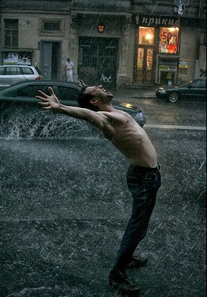 Человек под ливнем