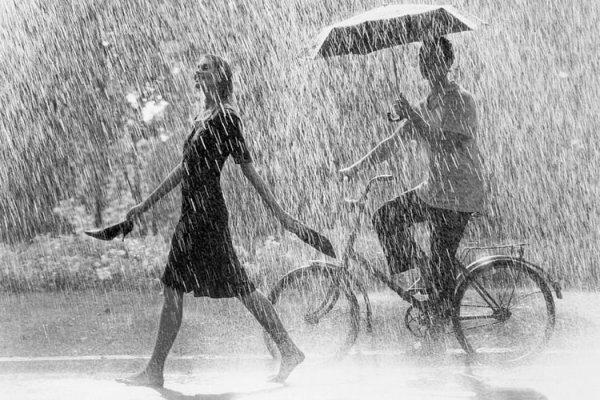 Гулять под дождем