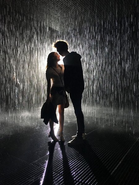 Пара под дождем