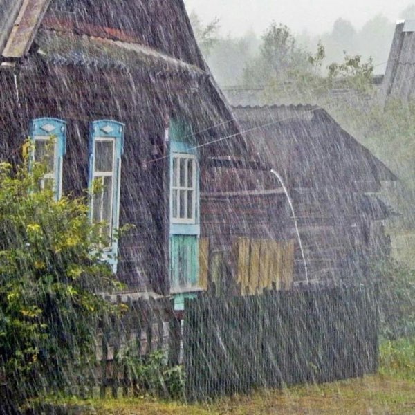 Деревенский домик дождь