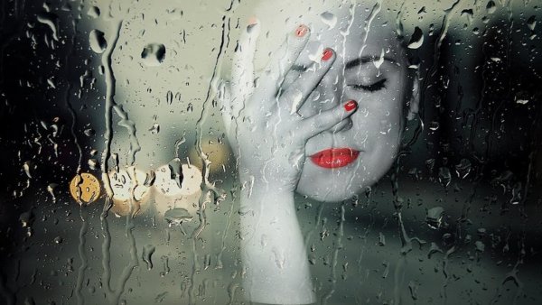 Девушка за мокрым стеклом