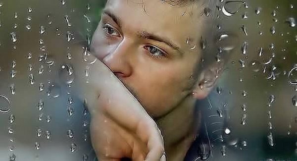 Мужчина у окна дождь