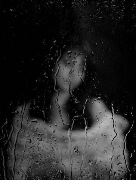 Девушка за мокрым стеклом