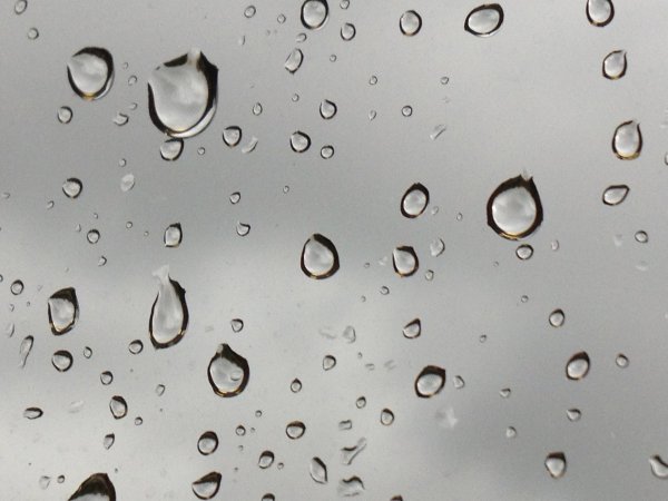 Капли воды стекают