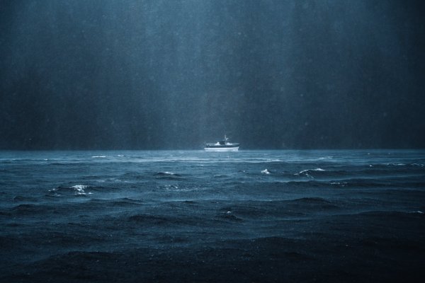 Море дождь и красота корабли