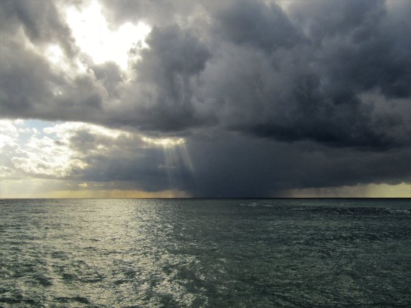 Тучи над морем
