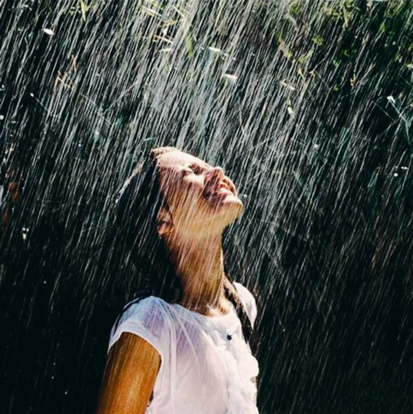 Девушка гуляет под дождем