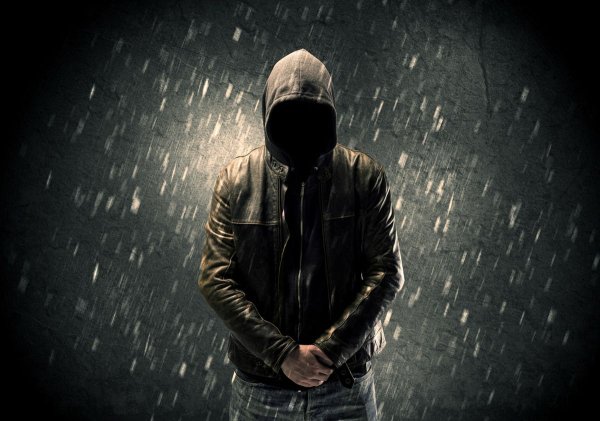 Человек в капюшоне в дождь