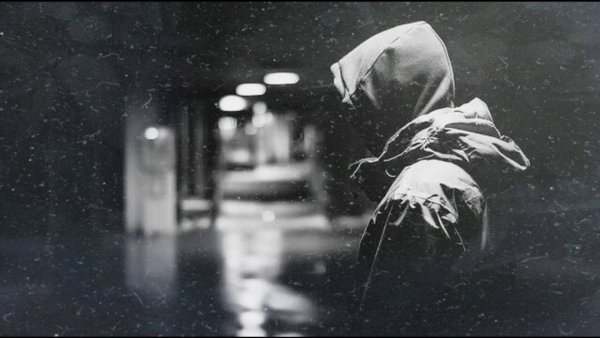 Человек в капюшоне под дождем