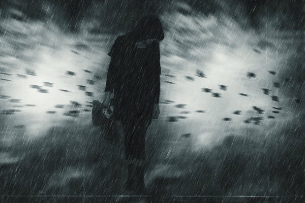 Человек в капюшоне под дождем