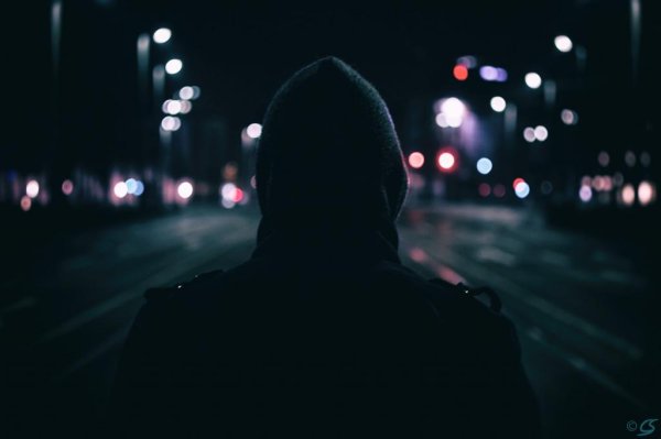Человек в капюшоне в темноте