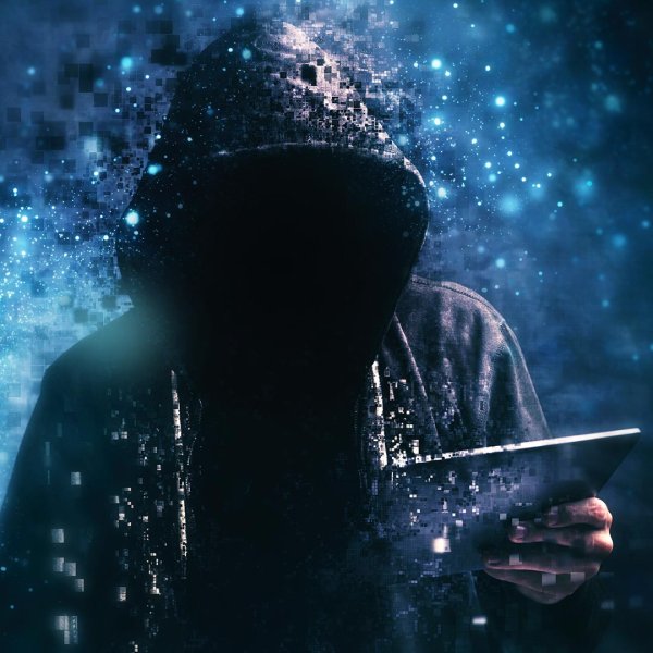 Загадочный человек в капюшоне