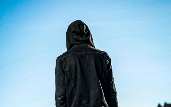 Человек в капюшоне спиной