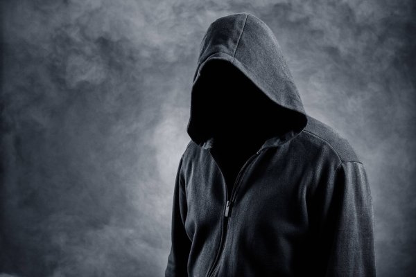 Мужчина в балахоне