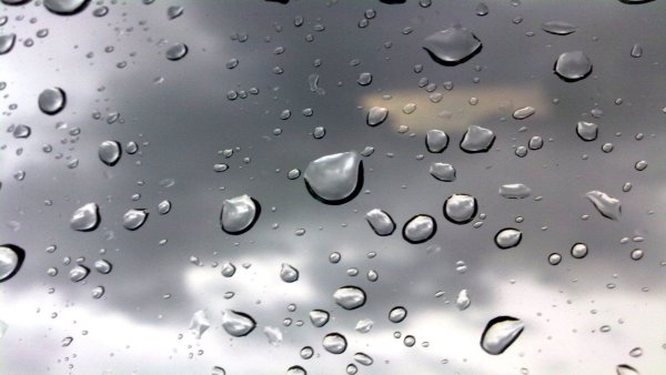 Капля воды на стекле