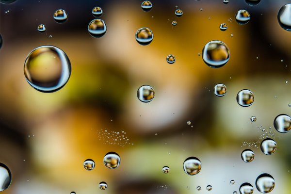 Капли воды на поверхности