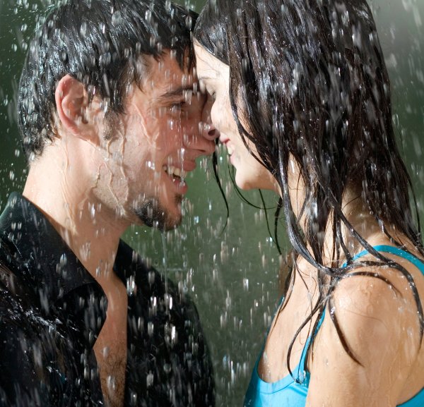 Парень с брюнеткой под дождем