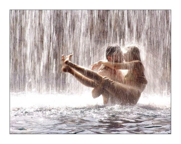 Влюбленные под водопадом