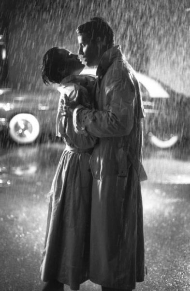 Парень и девушка под дождем