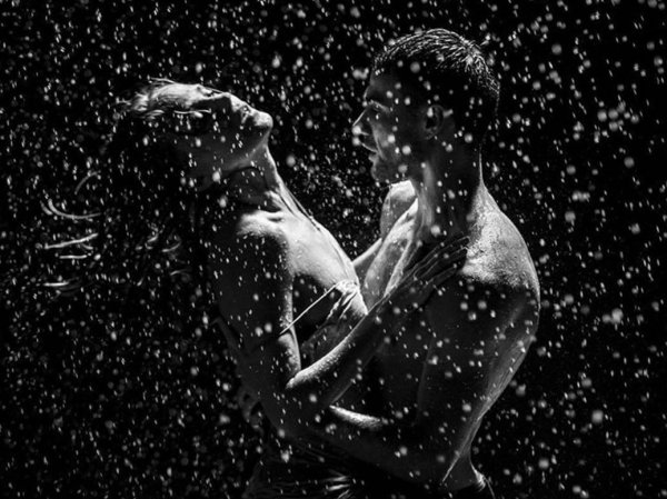 Парень обнимает девушку под дождем