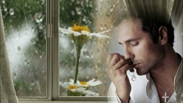 Мужчина у окна