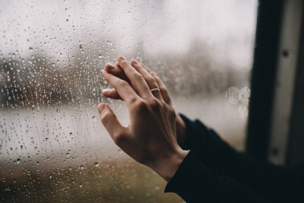 Рука на стекле дождь