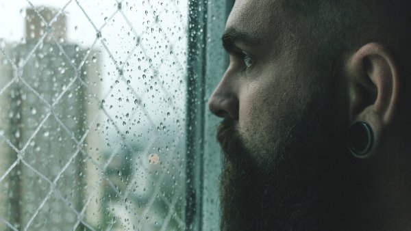 Человек у окна дождь