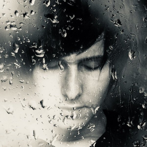 Мужчина за стеклом