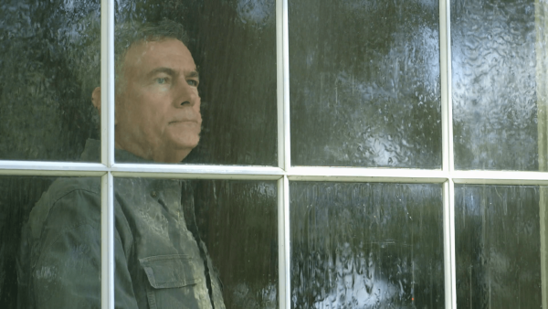 Мужчина у окна дождь