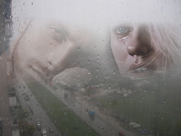 Девушка плачет у окна дождь