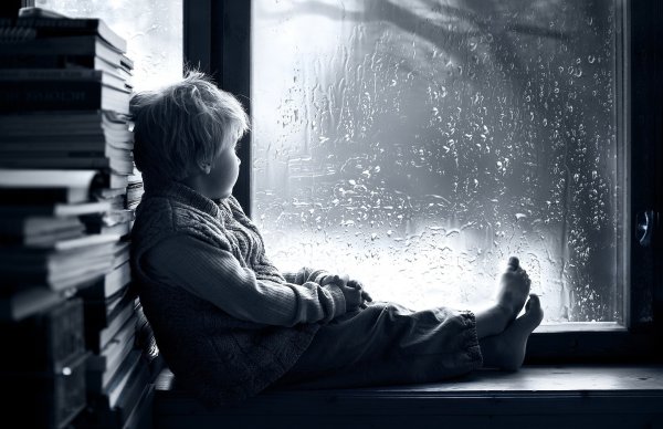 Мальчик у окна