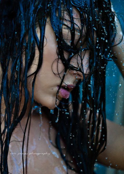 Девушка с мокрой головой