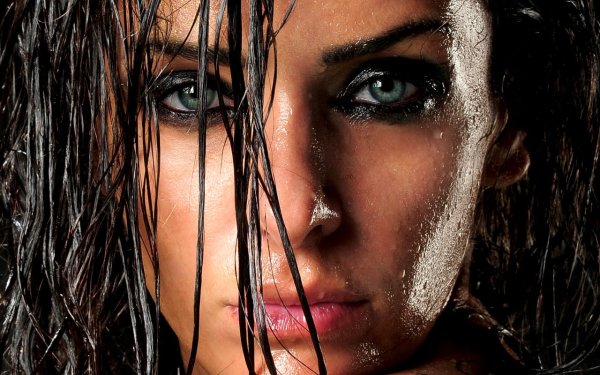 Девушка с мокрыми волосами