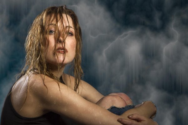 Страшная девушка с мокрыми волосами