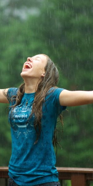 Девушка под дождем